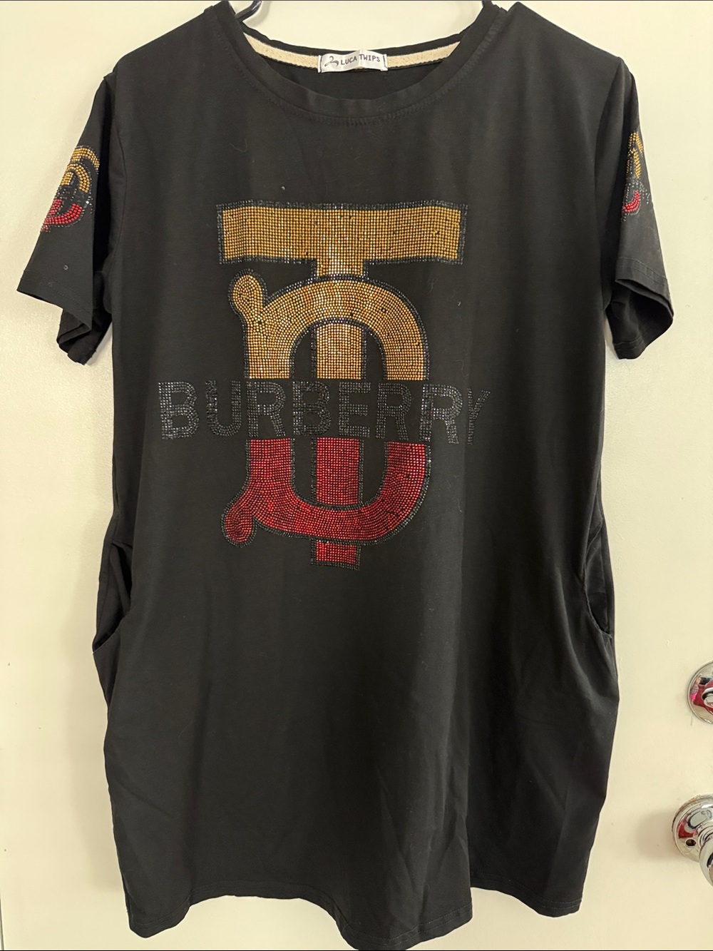 FASHION APPAREL Black Short-Sleeve Tee with Gold & Red Motif